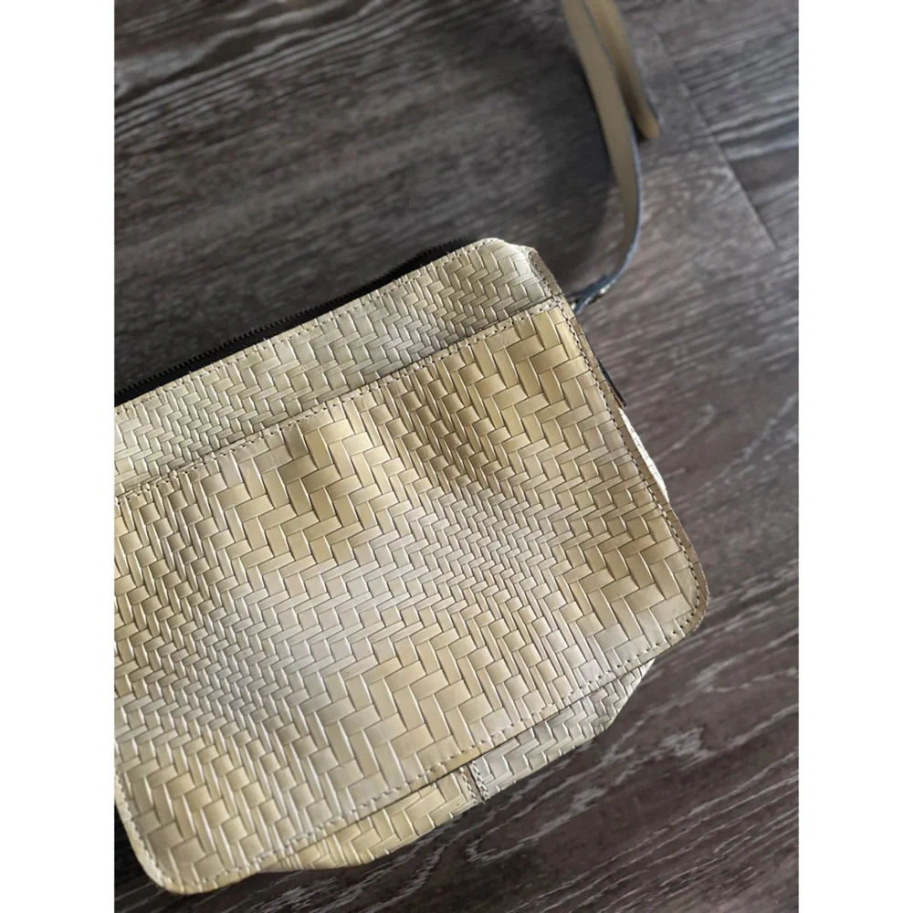Patricia Nash Cream Crossbody Bag Color: Rattan Real Leather STYLE: P457323 - Picture 5 of 13